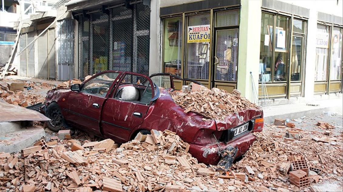 ERCIS'TE ENKAZ ALTINDAKI ARACLAR CIKARILMAYA BASLLANDI