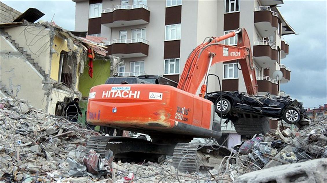ERCIS'TE ENKAZ ALTINDAKI ARACLAR CIKARILMAYA BASLLANDI