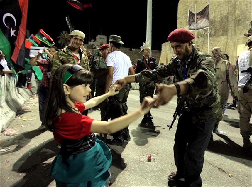 LIBYALILAR SUHEDA MEYDANINDA KADDAFI'NIN OLDURULMESINI KUTLADI