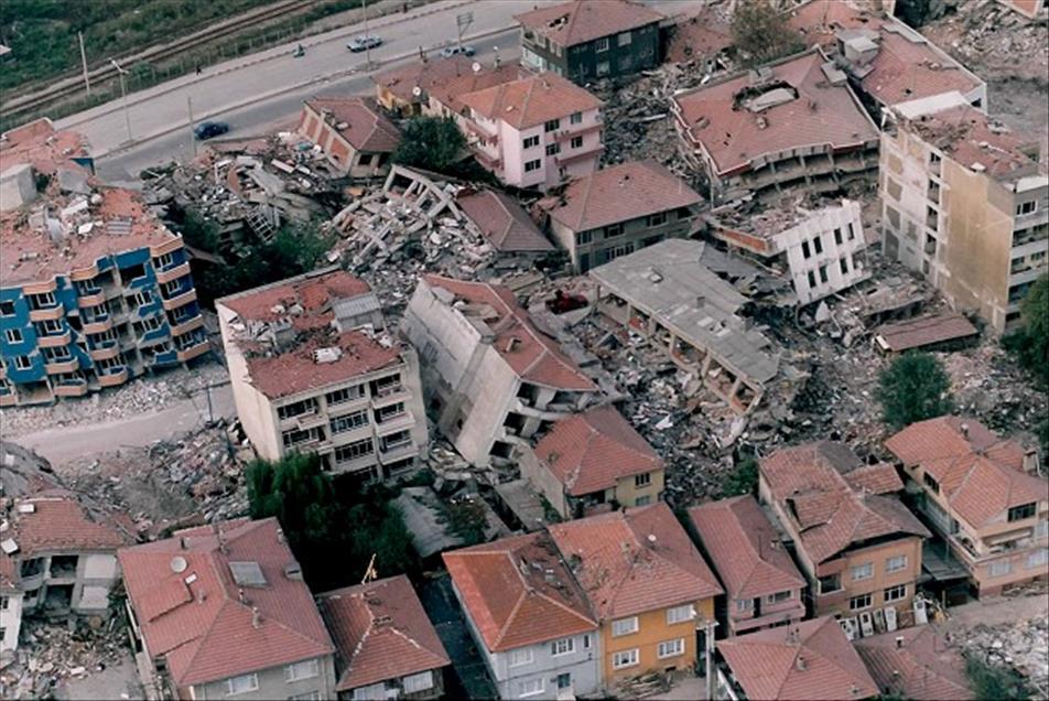 DEPREM FOTOGRAFLARI HAFIZASINDAN SILINMIYOR