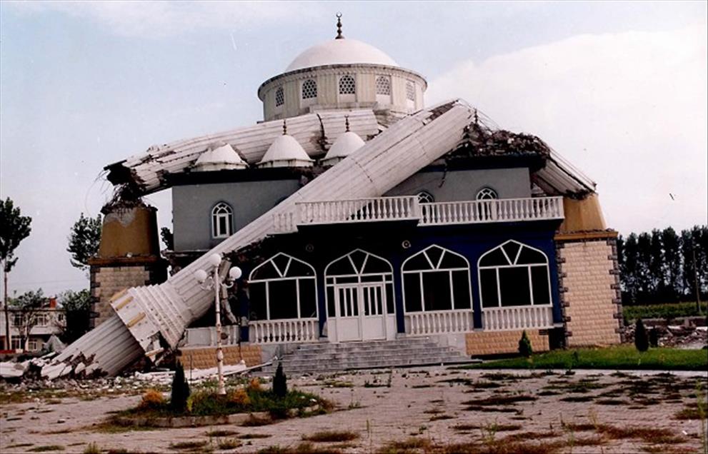 DEPREM FOTOGRAFLARI HAFIZASINDAN SILINMIYOR