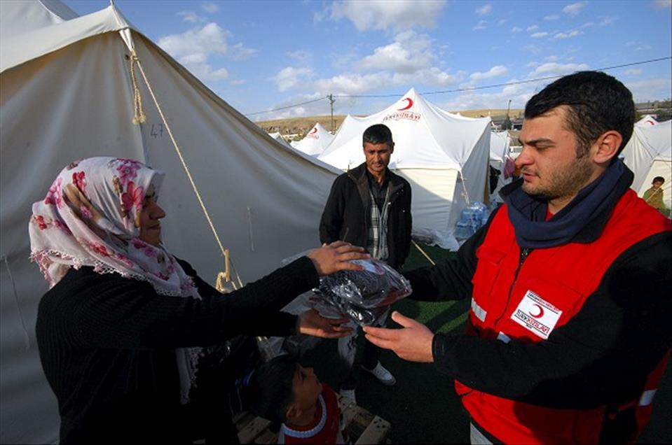 DEPREM BOLGESINDE BAYRAM TELASI