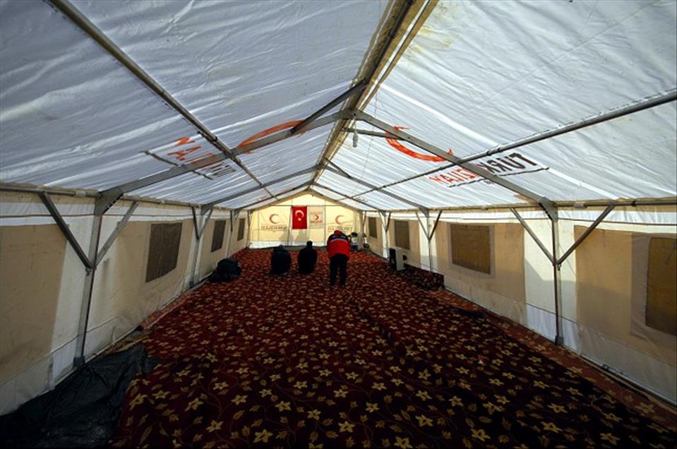 DEPREM BOLGESINDE BAYRAM TELASI