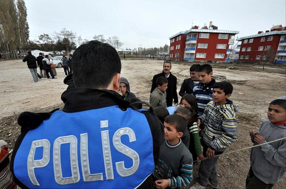 DEPREMZEDE POLISLER GECE GUNDUZ CALISIYOR
