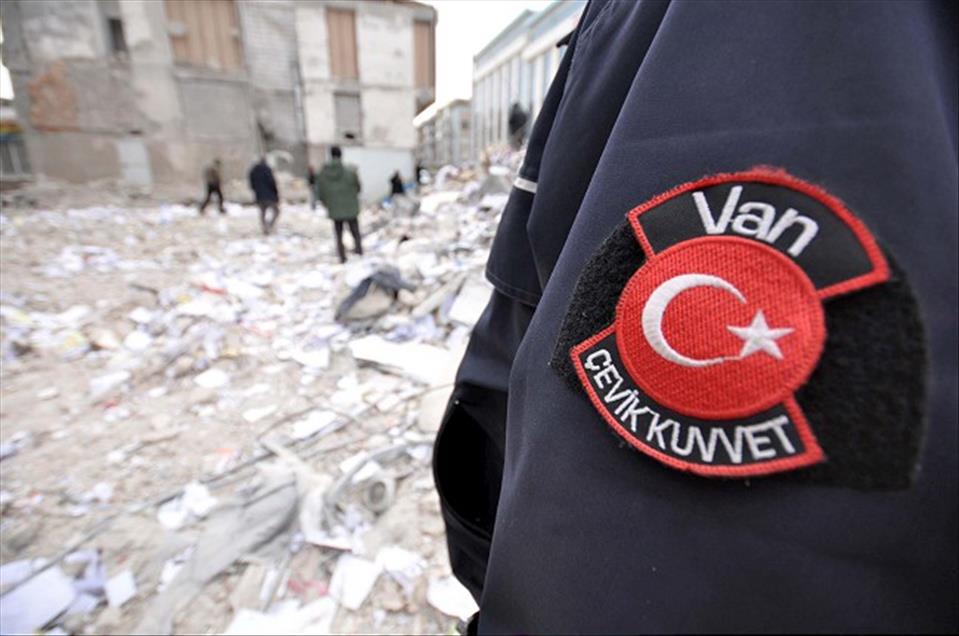 DEPREMZEDE POLISLER GECE GUNDUZ CALISIYOR