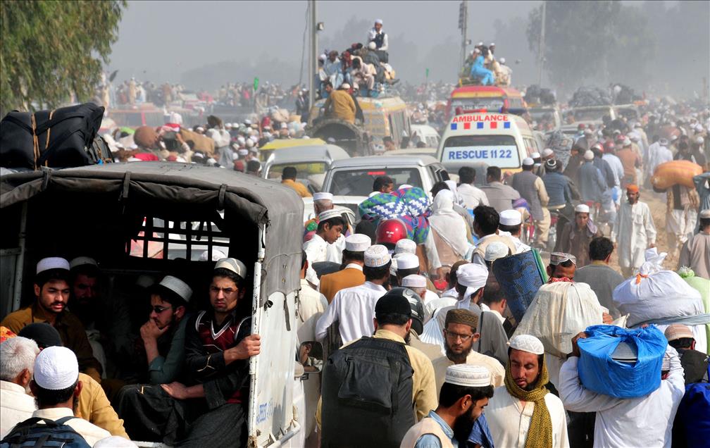 PAKISTAN'DA "DEV" DINI TOPLANTI