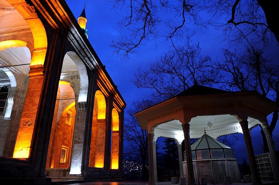 SABAHIN ILK ISIKLARINDA YILDIRIM CAMI