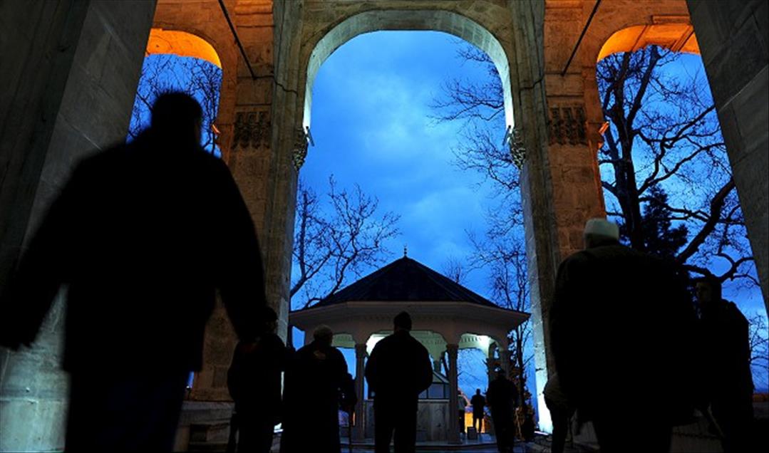 SABAHIN ILK ISIKLARINDA YILDIRIM CAMI