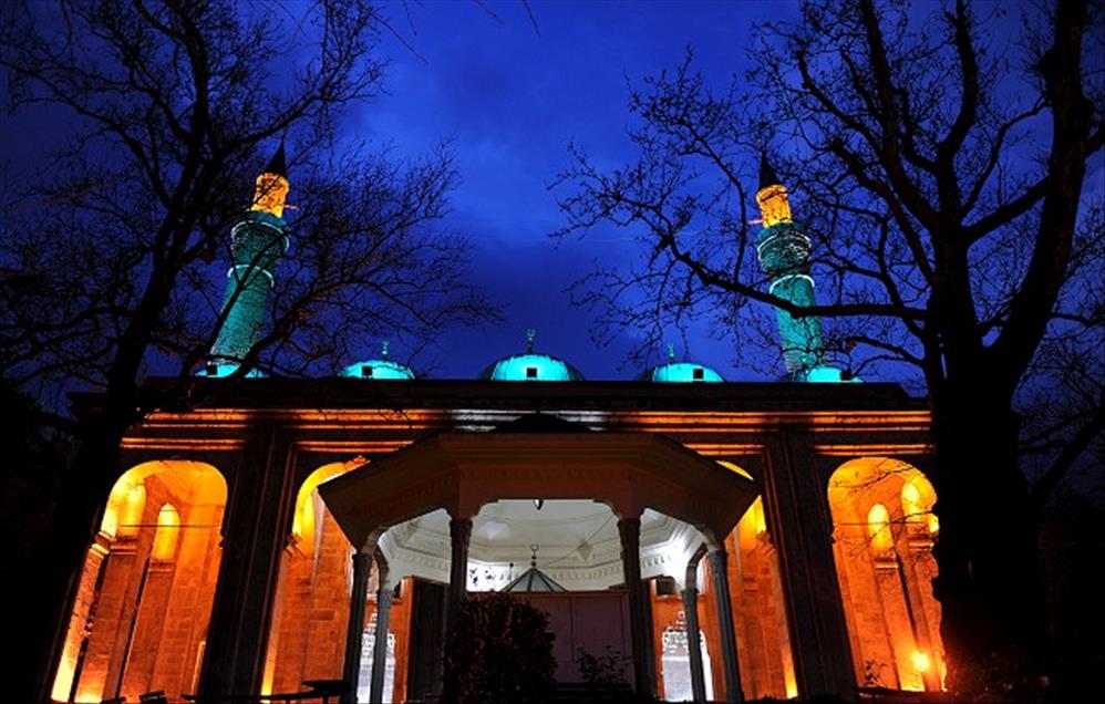 SABAHIN ILK ISIKLARINDA YILDIRIM CAMI