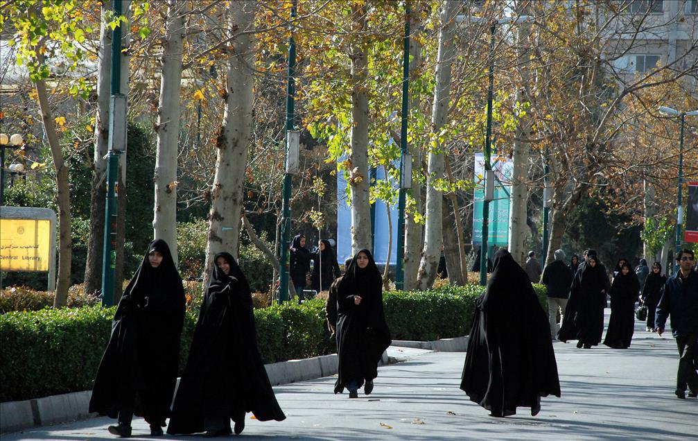 IRAN'DAKI UNIVERSITELERDE KIZ OGRENCI HAKIMIYETI