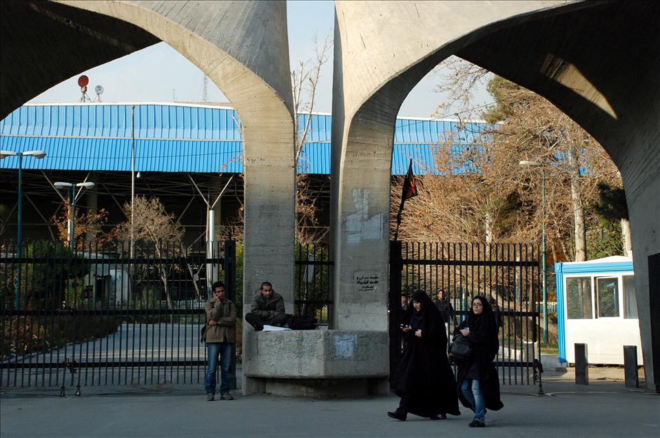 IRAN'DAKI UNIVERSITELERDE KIZ OGRENCI HAKIMIYETI