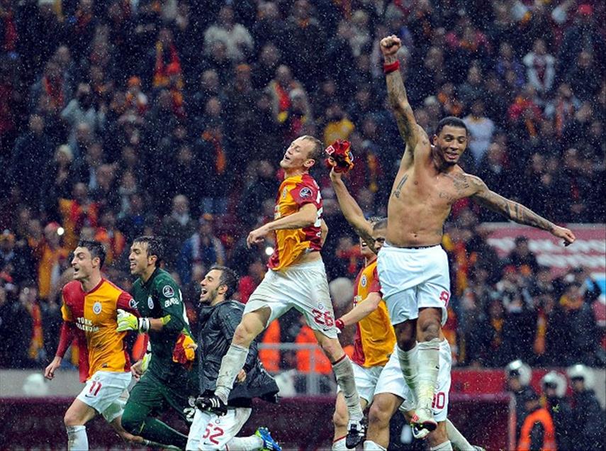 GALATASARAYLI FUTBOLCULARIN GALIBIYET SEVINCI