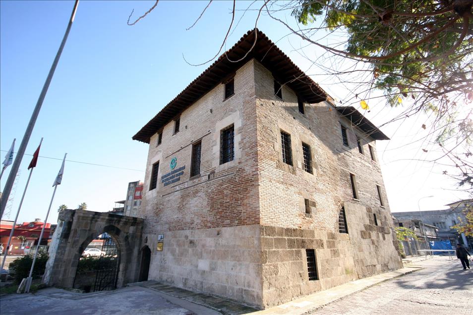 MUHTESEM SULEYMAN'I AGIRLAYAN KONAK SANATA HIZMET EDIYOR
