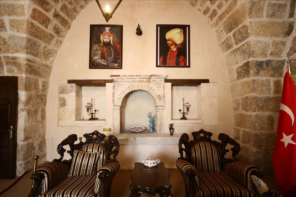 MUHTESEM SULEYMAN'I AGIRLAYAN KONAK SANATA HIZMET EDIYOR