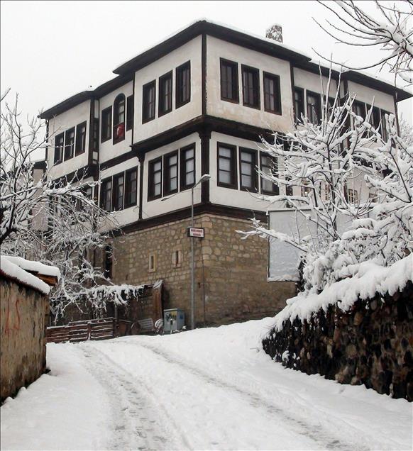 TARIHI EVLER, KARLA BIRLIKTE AYRI BIR GUZELLIGE BURUNDU