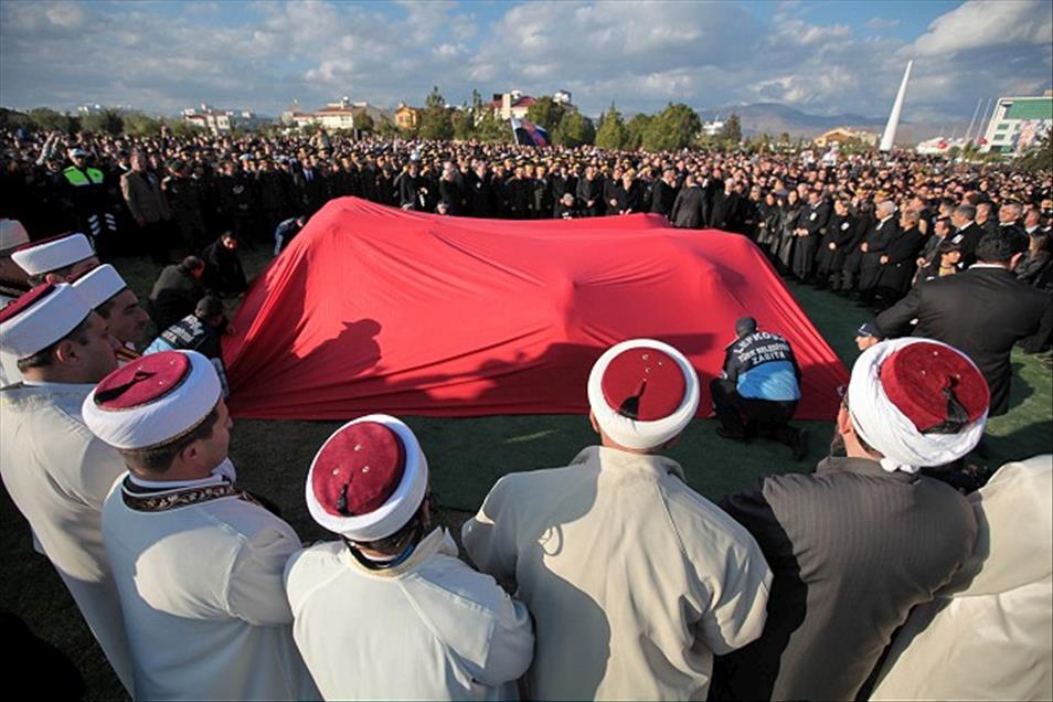RAUF DENKTAS'IN NAASI DUALARLA DEFNEDILDI