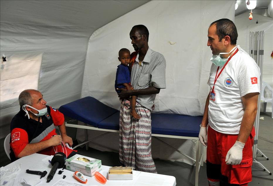 SOMALI'DEKI TURK DOKTORLAR HASTALARLA SOMALI DILINDE ANLASIYOR