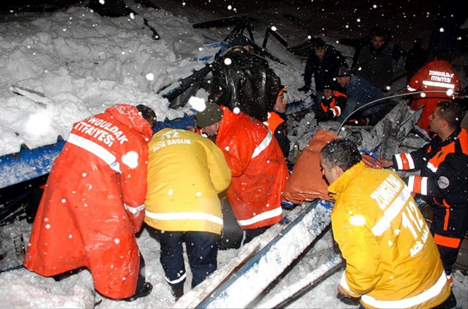 ZONGULDAK'TA KAPALI PAZAR YERININ CATISININ BIR BOLUMU COKTU