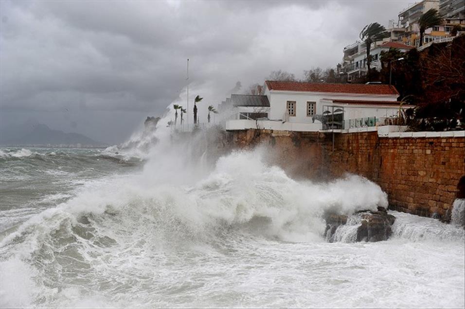 ANTALYA'DA KUVVETLI RUZGAR