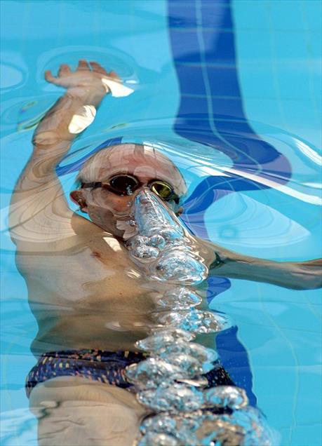 70 YASINDA MADALYA ICIN KULAC ATIYOR