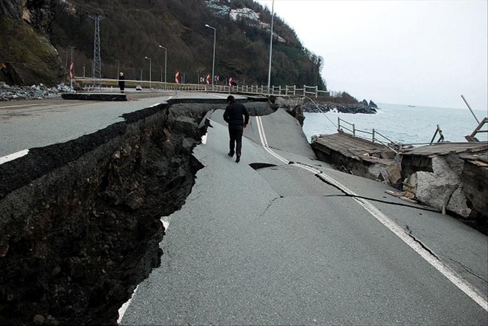 KARADENIZ SAHIL YOLU'NUN BIR BOLUMU COKTU