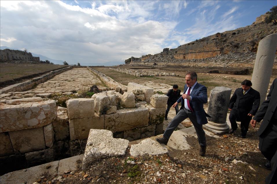 BAKAN GUNAY, TLOSS ANTIK KENTI'NDE