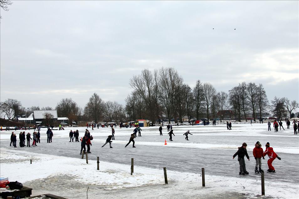 HOLLANDA'NIN DONAN KANALLARI DOGAL BUZ PISTI HALINE GELDI