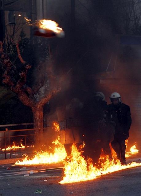 ATINA'DAKI KRITIK OYLAMAYI PROTESTO
