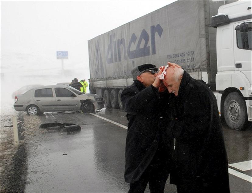 AK PARTI MILLETVEKILLERINI TASIYAN OTOMOBILI KAZA YAPTI