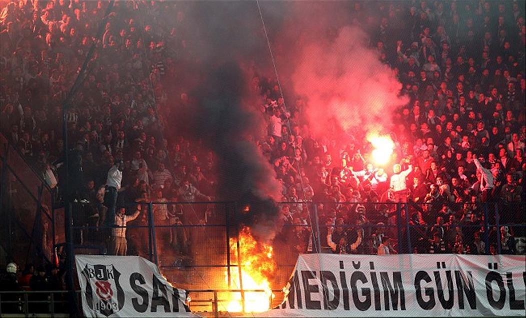 BESIKTASLI TARAFTARLAR TRIBUNDE YANGIN CIKARDI