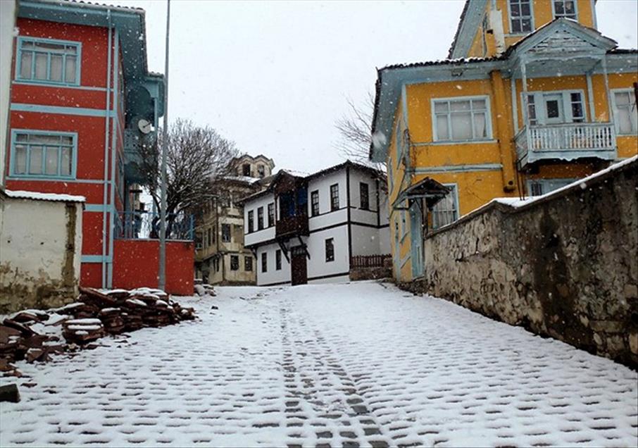 TARAKLI KARLA BIR BASKA GUZEL