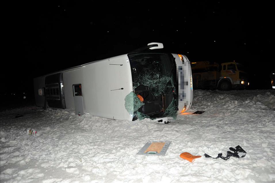 SIVAS'TA YOLCU OTOBUSU DEVRILDI: 1 OLU, 25 YARALI