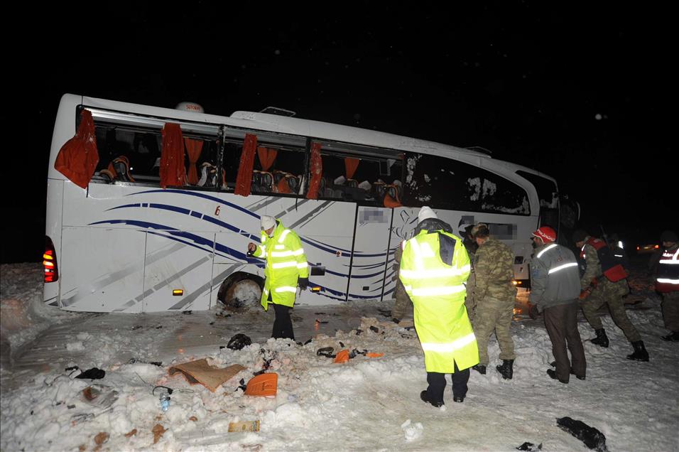 SIVAS'TA YOLCU OTOBUSU DEVRILDI: 1 OLU, 25 YARALI
