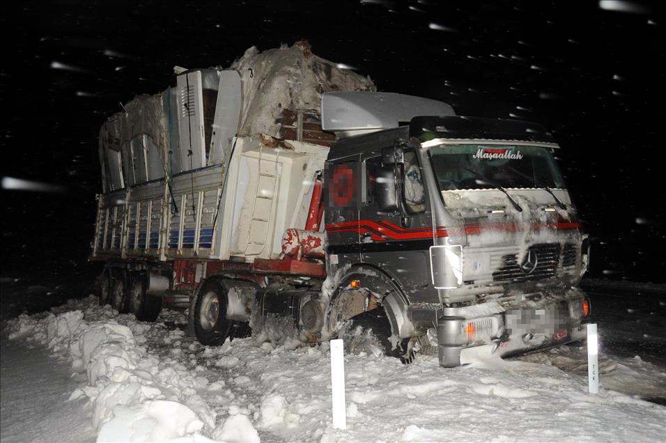 SIVAS'TA YOLCU OTOBUSU DEVRILDI: 1 OLU, 25 YARALI