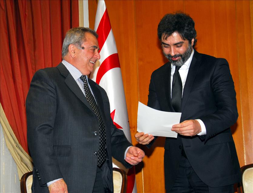 KKTC BASBAKANI IRSEN KUCUK, OYUNCU NECATI SASMAZ'I KABUL ETTI