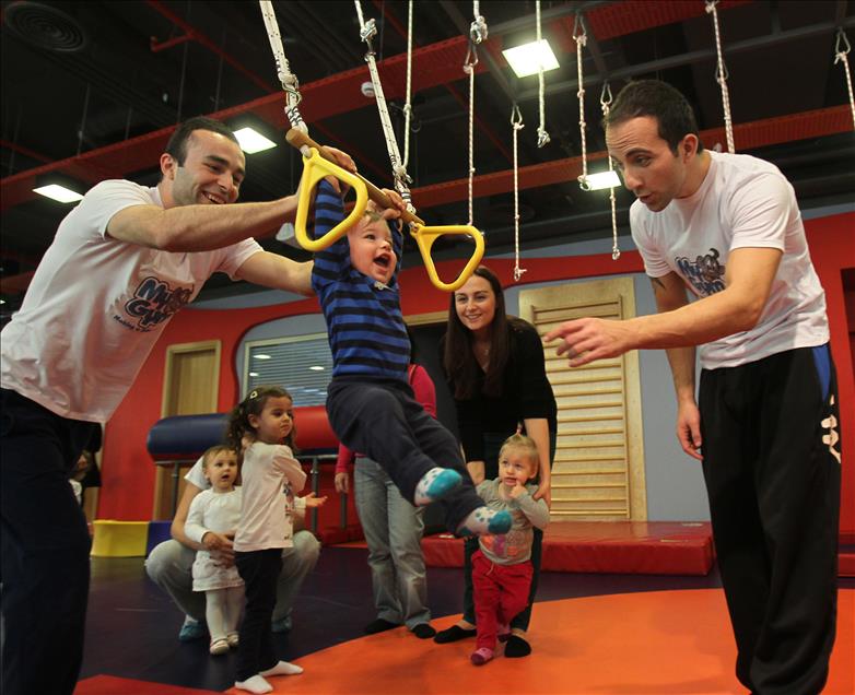 COCUK VE BEBEKLER FITNESS YAPIYOR