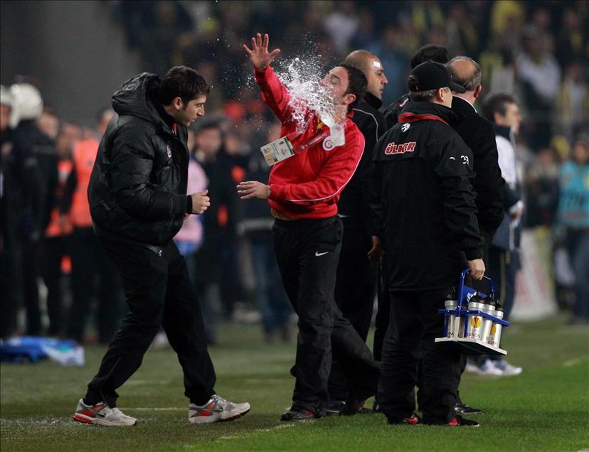 TRIBUNLERDEN SAHAYA YABANCI CISIM ATILDI