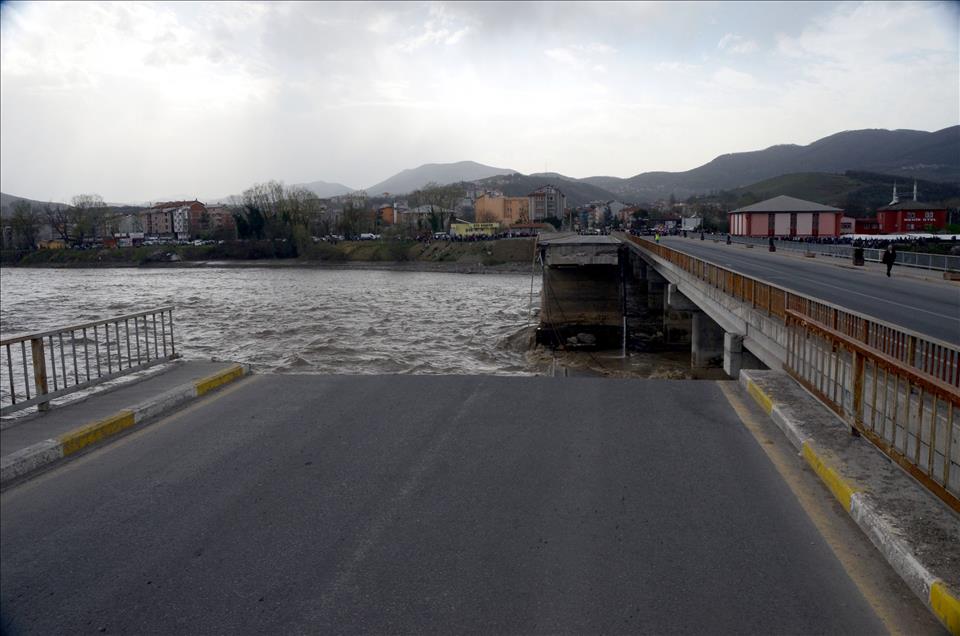 CAYCUMA'DA FILYOS CAYI UZERINDEKI KOPRUNUN COKMESI