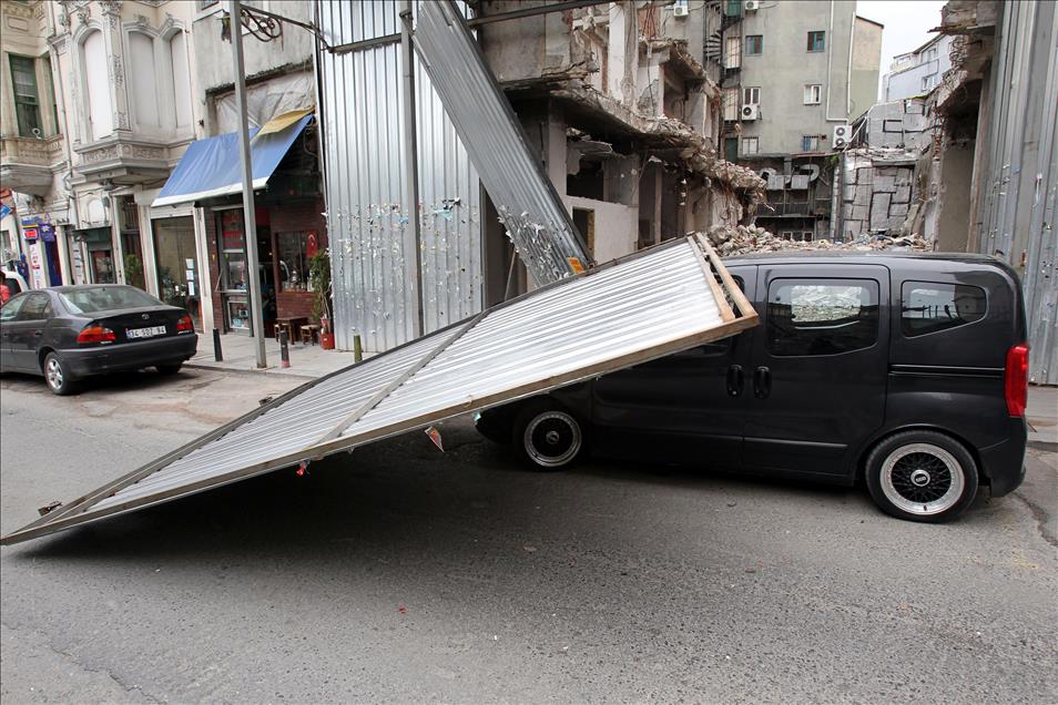 ISTANBUL'DA FIRTINA