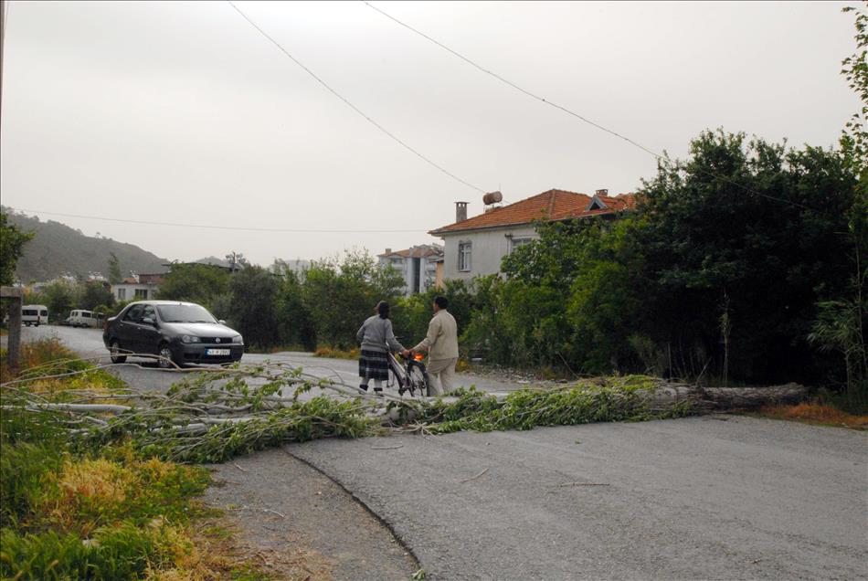 MUGLA'DA KUVVETLI YAGIS VE RUZGAR