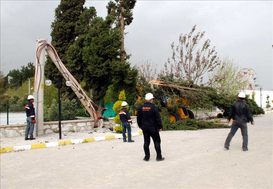 MUGLA'DA KUVVETLI YAGIS VE RUZGAR