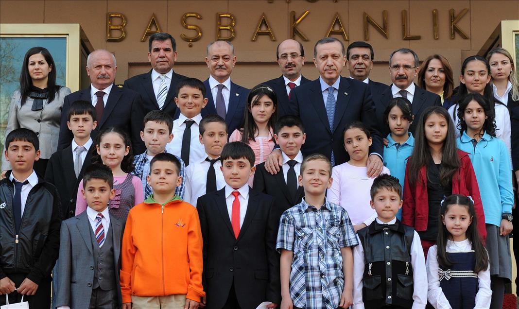 BASBAKAN ERDOGAN COCUKLARI KABUL ETTI