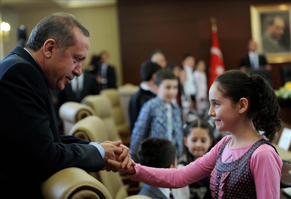 BASBAKAN ERDOGAN COCUKLARI KABUL ETTI