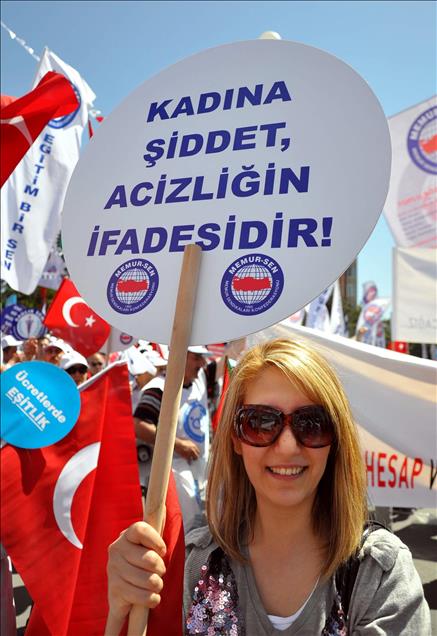 CALISANLAR 1 MAYIS'I KUTLUYOR