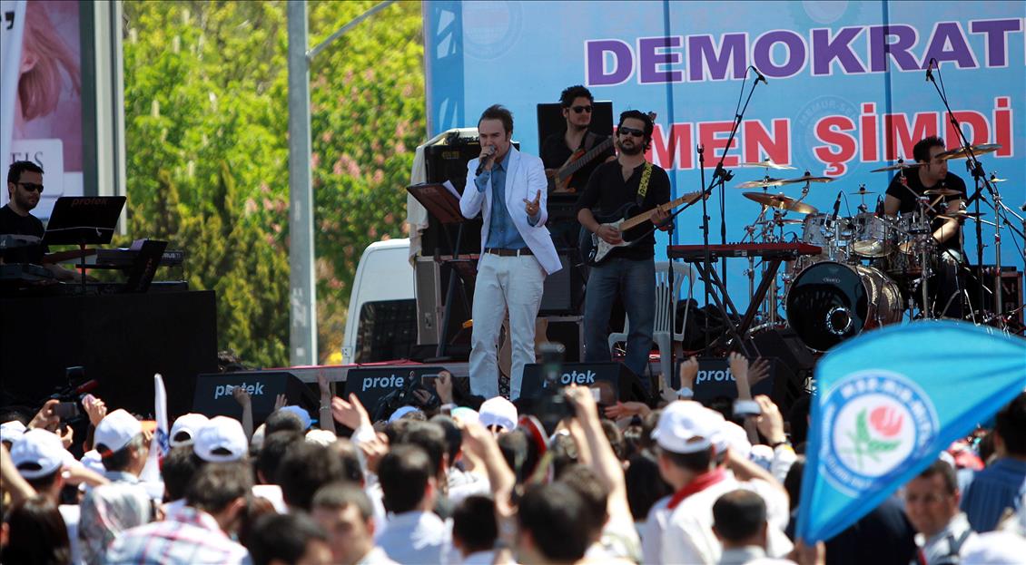 CALISANLAR 1 MAYIS'I KUTLUYOR