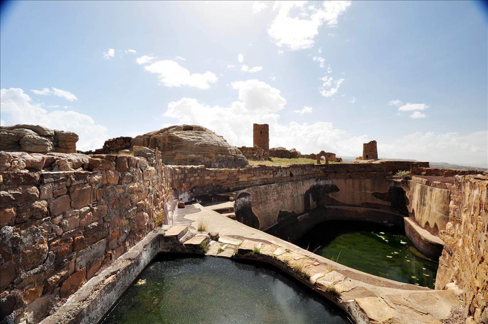 SULA KALESI KALINTILARI VE DEV SU KUYULARI