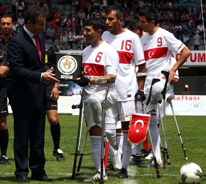 SOHRETLER KARMASI ILE AMPUTE FUTBOL MILLI TAKIMI FUTBOL MACI