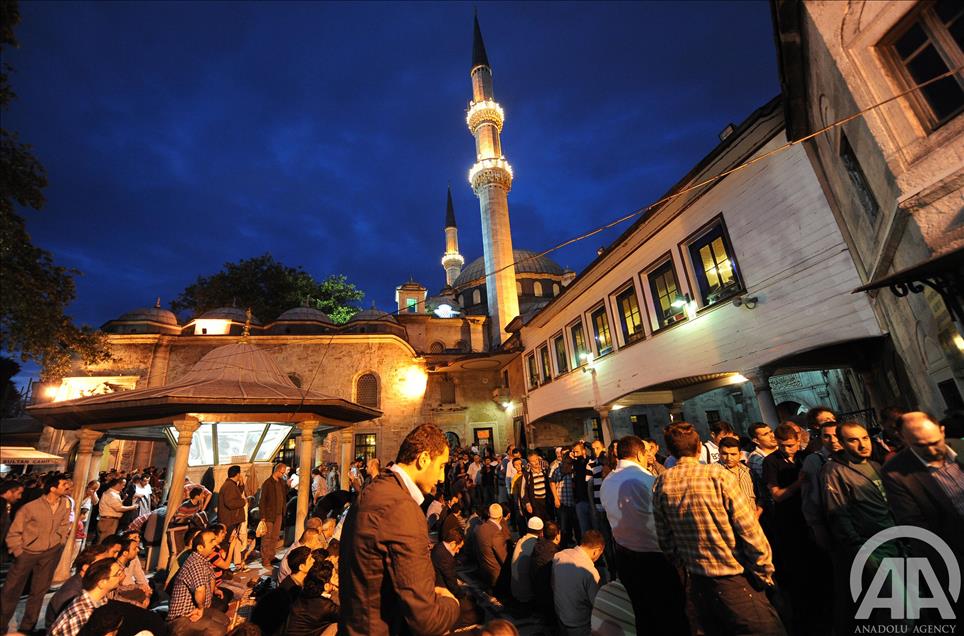 ISTANBUL'DA REGAIP KANDILI