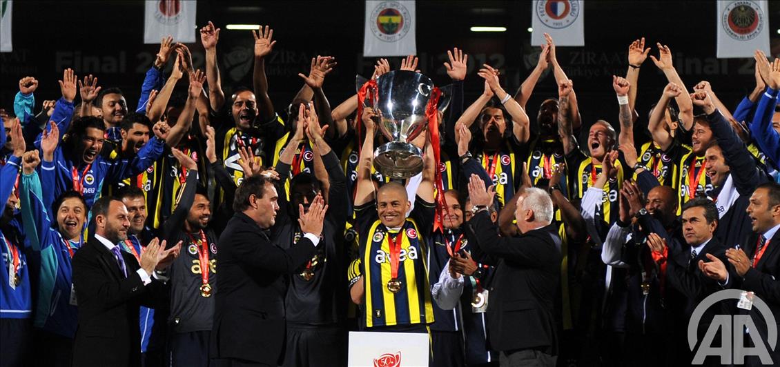 FENERBAHCELI FUTBOLCULARIN KUPA SEVINCI