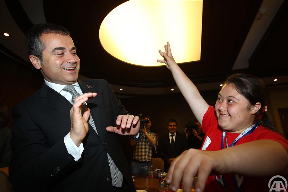 BAKAN KILIC DOWN SENDROMLU SPORCULARI KABUL ETTI